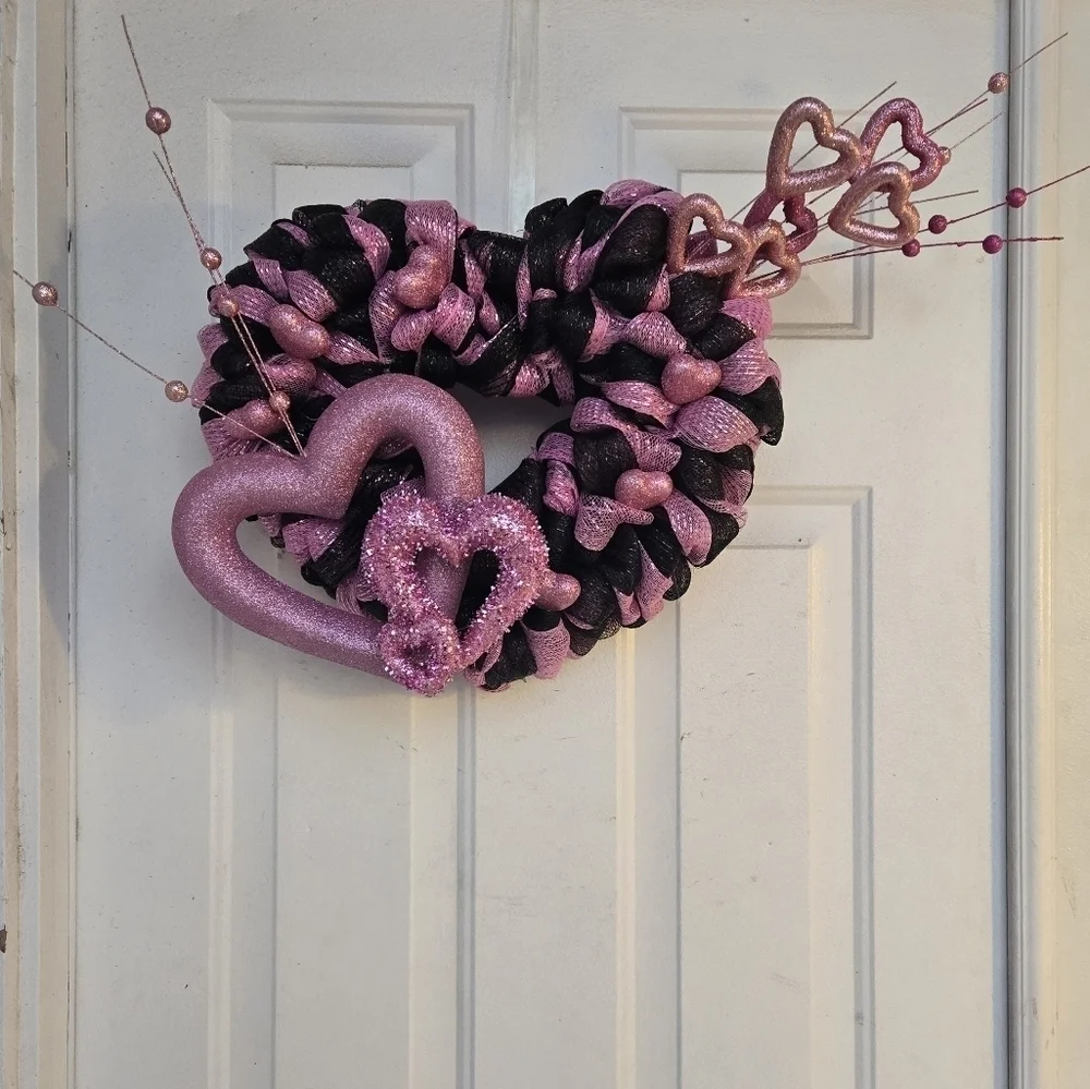 Heart-Shaped Pink and Black Wreath Valentine's Day Decor